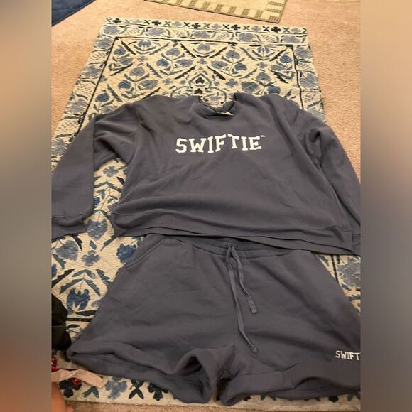 Taylor swift swiftie sweatshirt and shorts set 2x - Picture 1 of 11